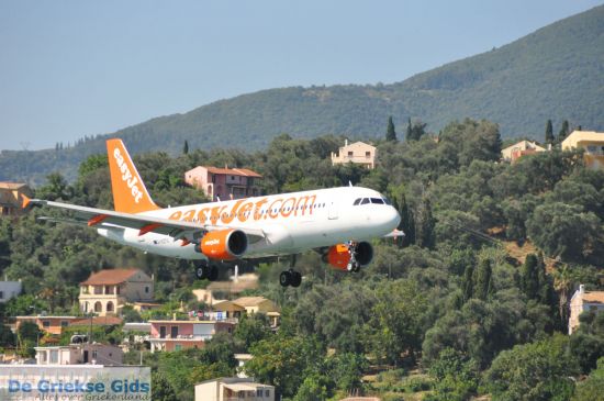 Vliegtuig landt bij Kanoni Corfu